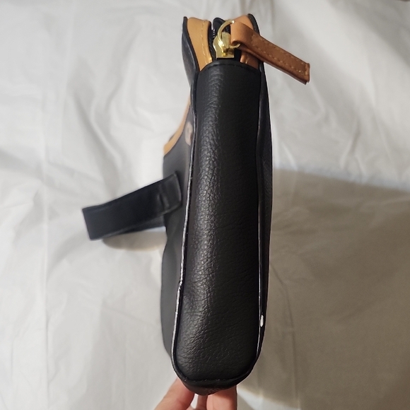 Bulgari Elegant Black and Tan Toiletry Bag - Picture 3 of 12